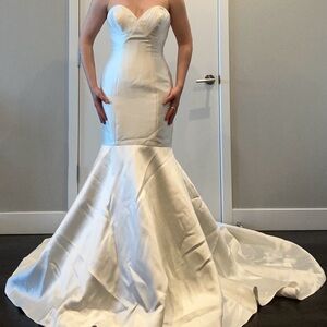 Alfred Angelo Elegant White Wedding Dress size 4 trumpet long train
